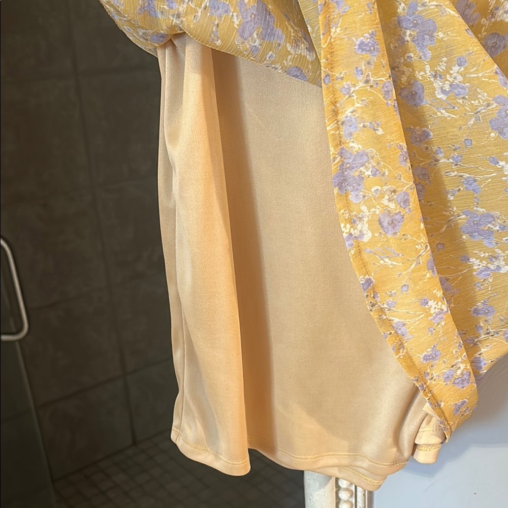 Gilli Yellow Flutter Sleeve Ruffled Blouse - Picture 4 of 5